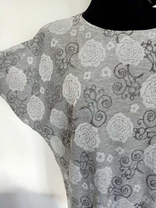 Szara bluzka t-shirt oversize w róże