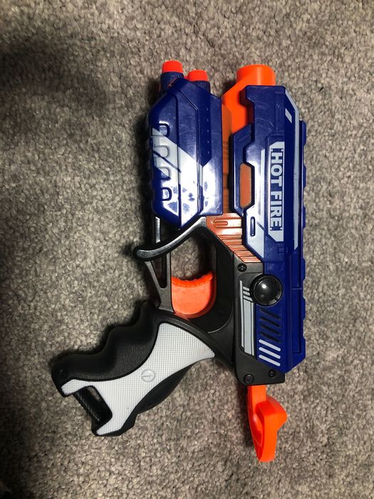 Niebieski nerf ze strzałkami