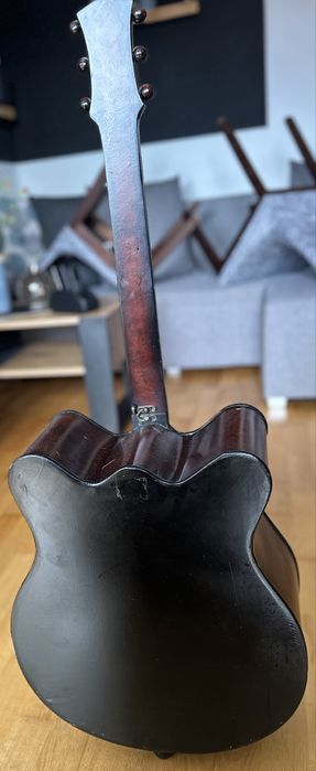 Stojak gitara na wina