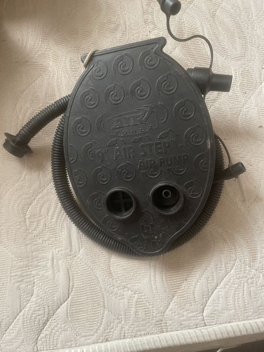 Bomba a ar de pé.