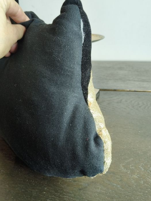 Ozdobna poduszka z cekinami w kształcie kota ⁶⁷