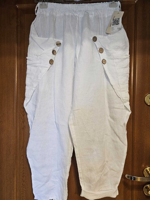 Spodnie lniane z guzikami na kieszeniach