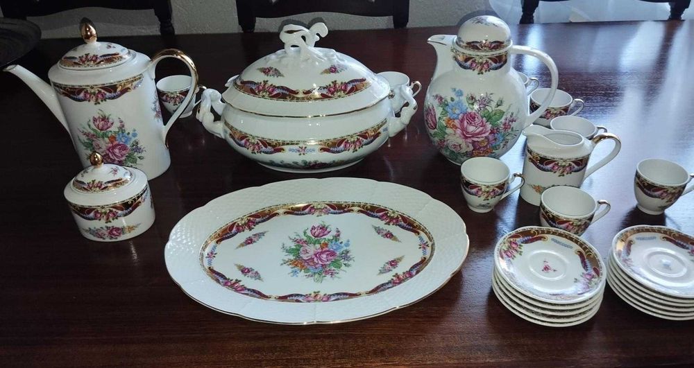 Porcelana T. Limoges "Vizavi" – Ouro 24K – Nunca utilizado (28 Peças),  Esplêndido serviço de café, inclui terrina com travessa.