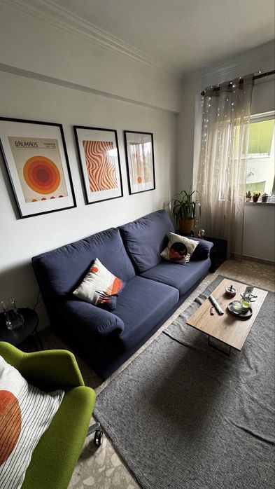 Sofá azul dois lugares.