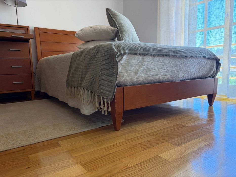 Mobília de Quarto em Madeira: Cama Corpo e Meio + Cómoda + Colchão
