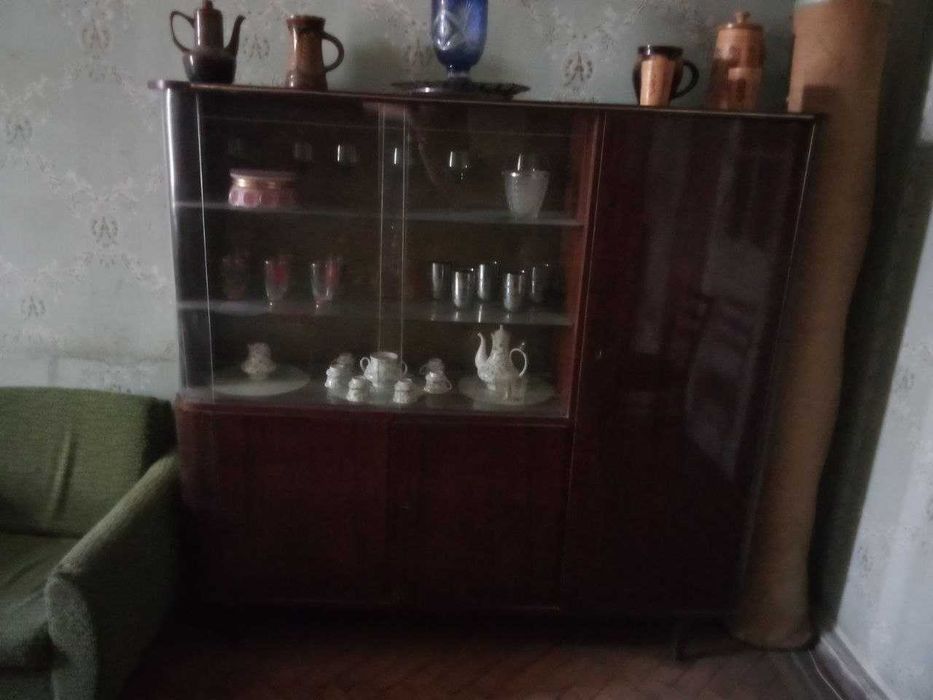 Продам антикварный сервант.