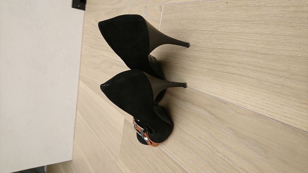 Buty na obcasie.
