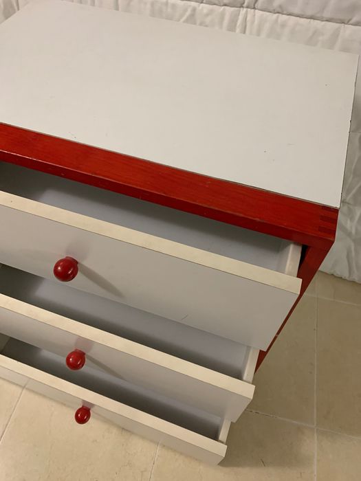 Conjunto cama individual (c/ colchão) + mesa de cabeceira