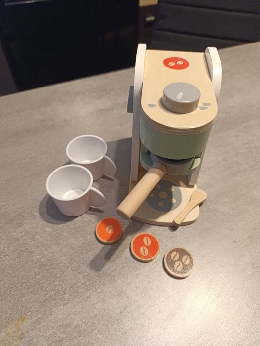 Kuchnia drewniana, akcesoria, ekspres, tort, koszyk , warzywa, owoce