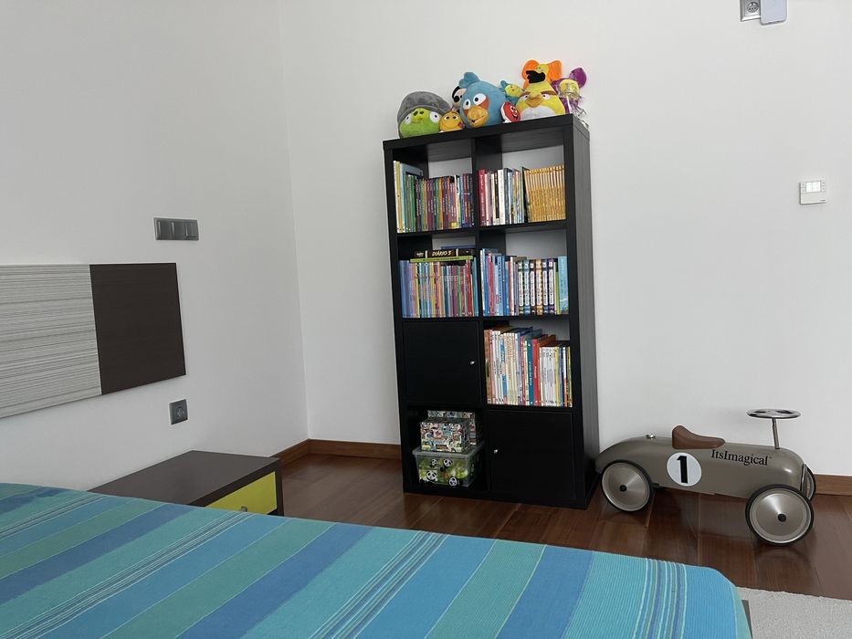 Cama individual com cabeceira,estrado, colchão e estanterias de livros
