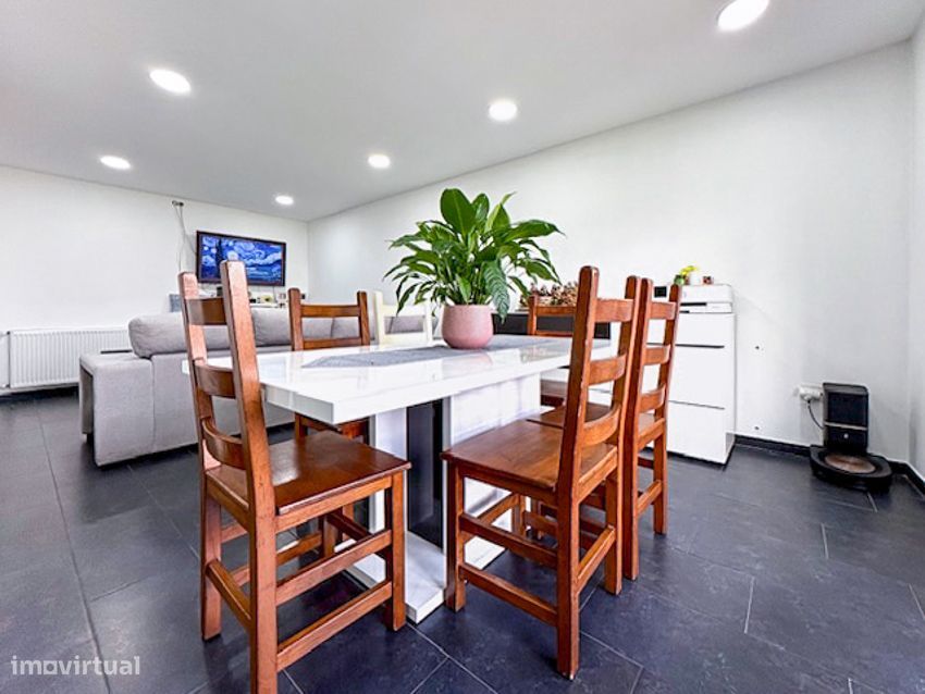 Apartamento T3 com varanda e garagem em Mozelos.