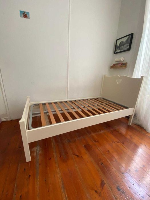 Cama de Solteiro em madeira maciça da HOMES IN HEAVEN