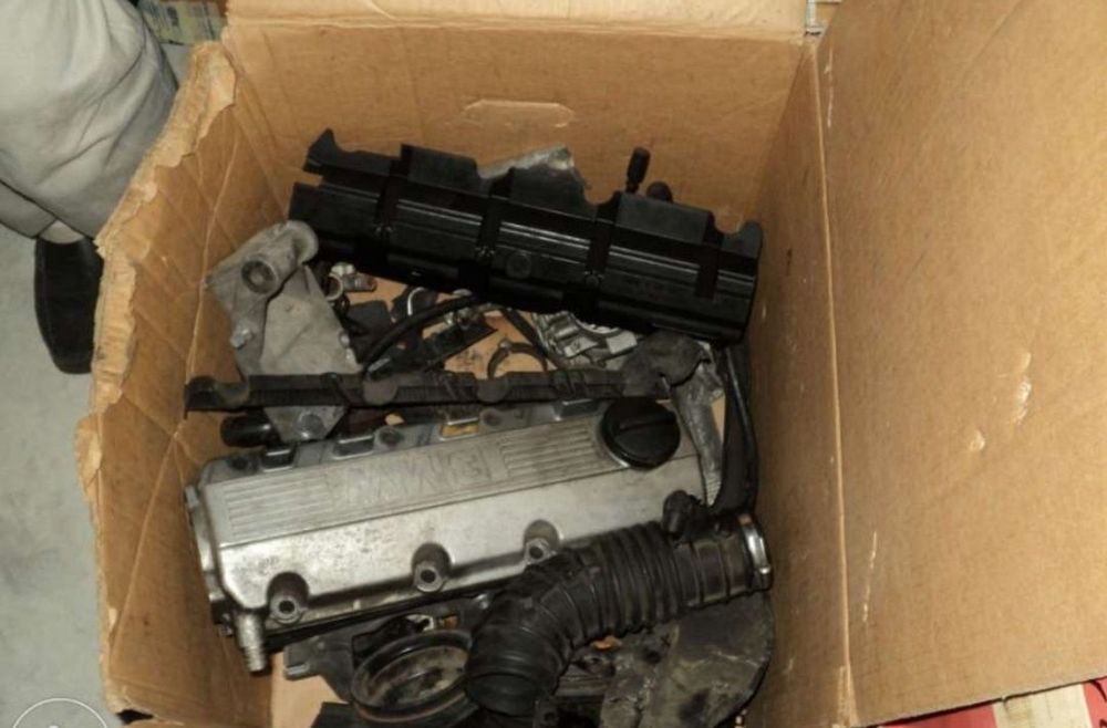 Vários peças para bmw E30, portas, forras, parafusos,etc.