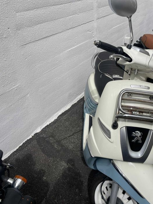Peugeot Django 125 125cc com 19.000 km, muito estimada e pronta a andar sem precisar de nada.