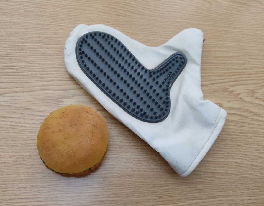 Luva para escovar cão/gato mais brinquedo