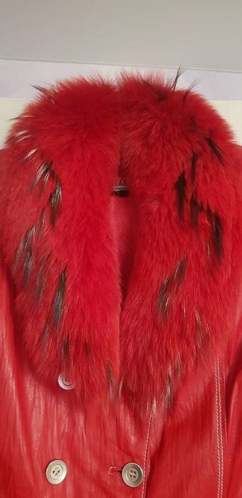 Полу пальто,кожаное,с натуральным меховым воротником.