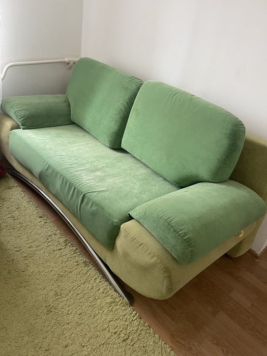 Продам диван зеленого кольору