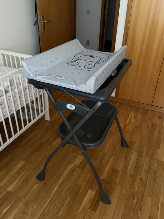 Banheira com muda fraldas de bebe