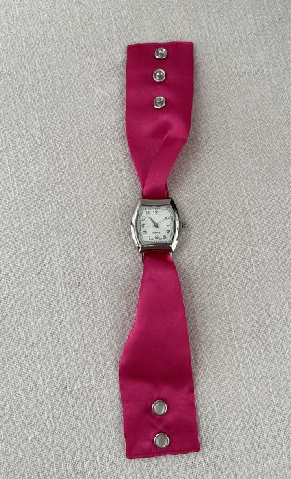 Relógio com várias braceletes de tecido