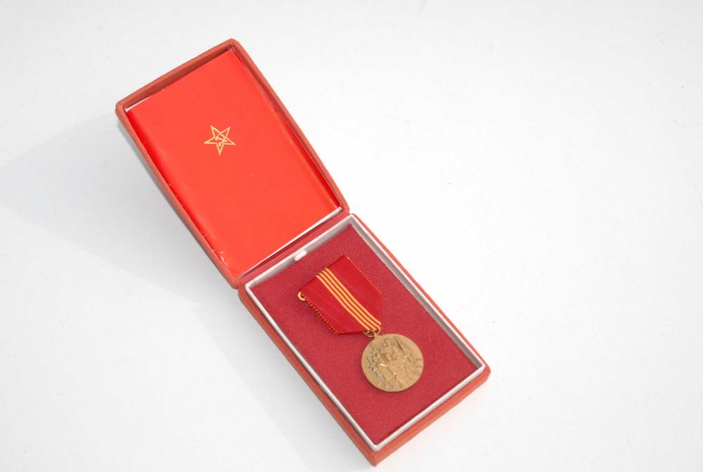Stara medal zapinka odznaka wpinka 80 lata antyk