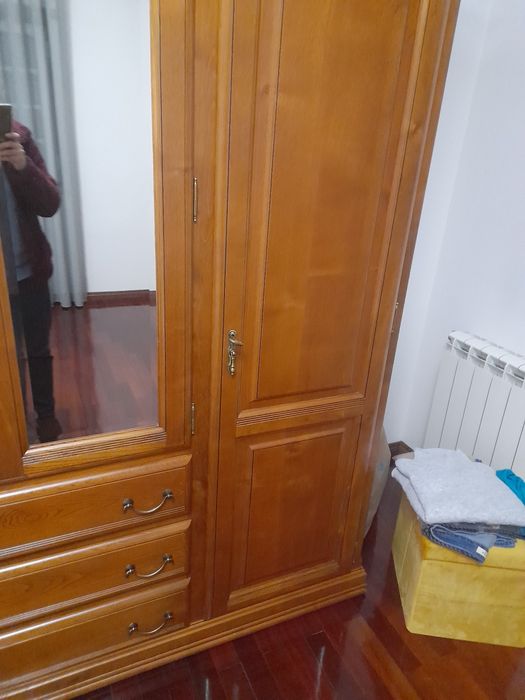 Roupeiro em cerejeira com 4 portas