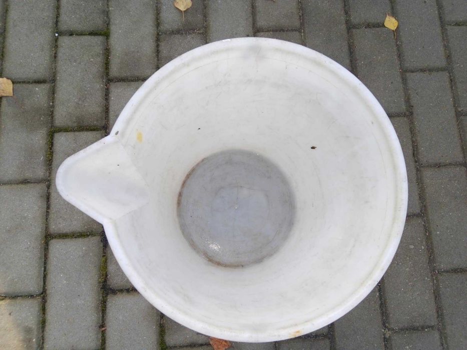 Wiadro plastikowe wiaderko białe z lejkiem dziubkiem 25l 32cm PRL