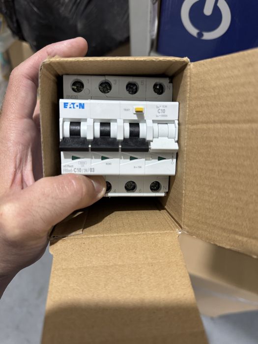 Eaton FRBm6-C10/3N/03 (código 170948), um RCBO trifásico + neutro, 10 A, curva C, diferencial 300 mA.