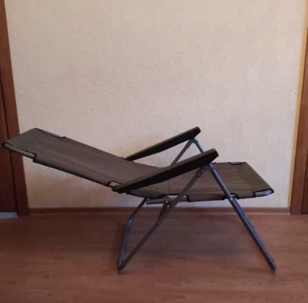 Зручний шезлонг для відпочинку на пікніку