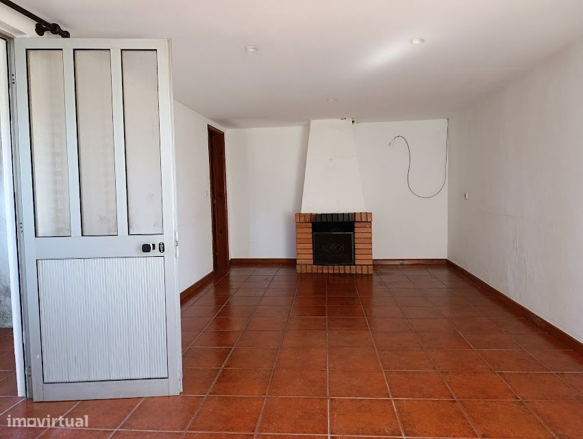 Moradia T4 p/remodelar, Póvoa, Figueira de Lorvão, a 20 km de Coimbra