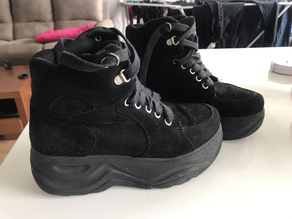 Botas ténis pretos Aldo + Ténis rosa Stradivarius