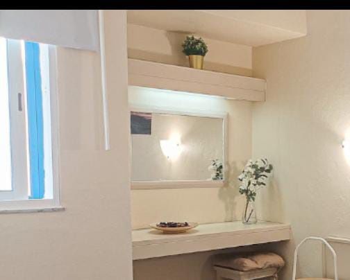 Espelho com moldura bege