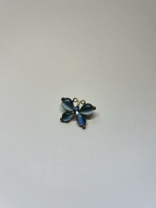 Błękitna broszka motyl