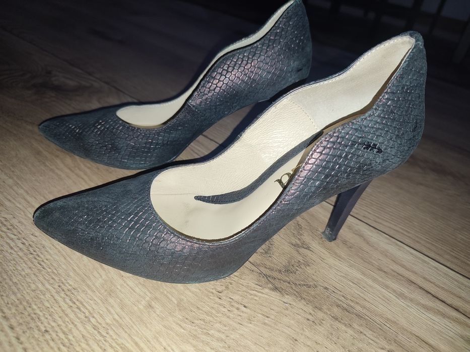 Wysokie połyskujące czółenka