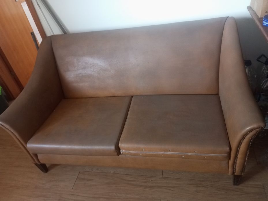 Conjunto sofá em napa, bancos e mesa