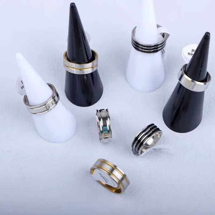 Anéis em aço inoxidável para pessoas com estilo. Tam. 16 ao 21. Novos.