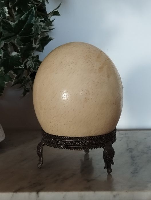 Ovo de Avestruz com Suporte Antigo