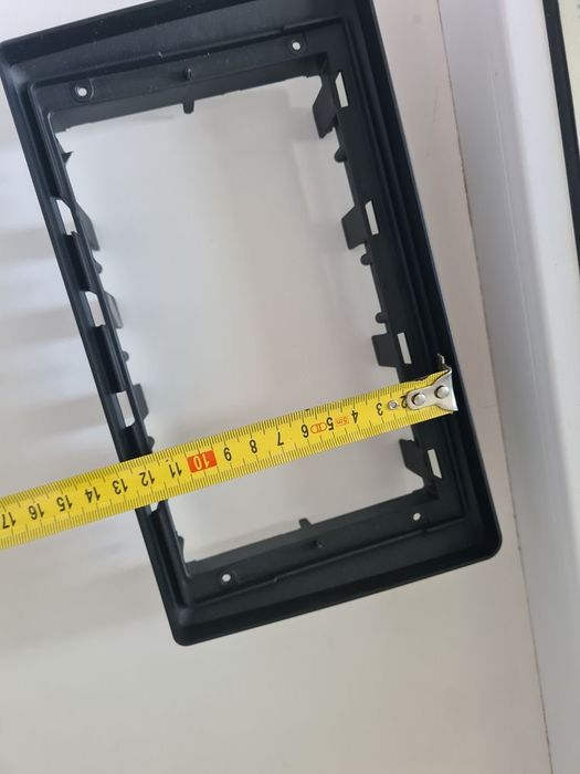 Періхідна рамка під автомагнітолу