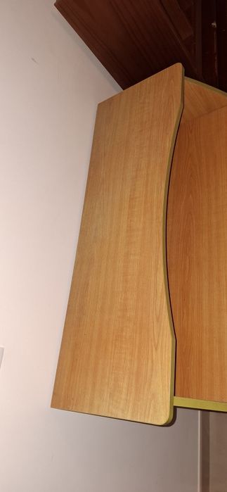 Secretária de madeira clara