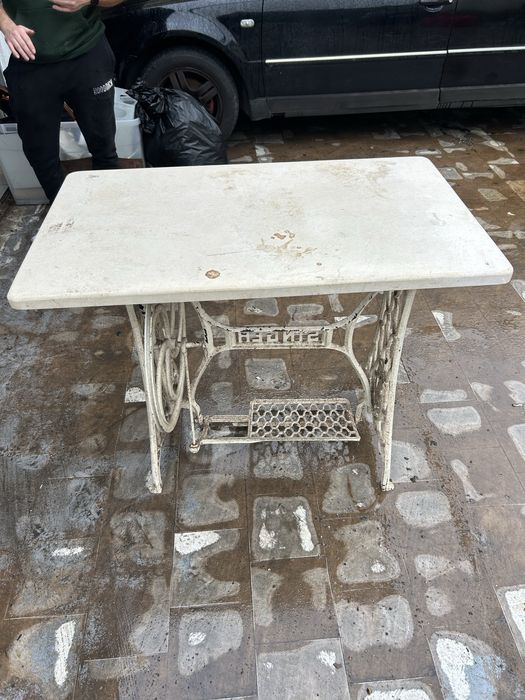 Mesa singer com tampo de mármore