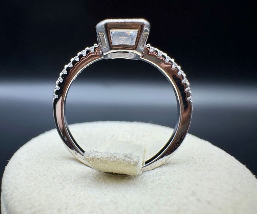 Srebrny pierścionek z 17 cyrkoniami, 925, waga: 2,38g, rozmiar: 14