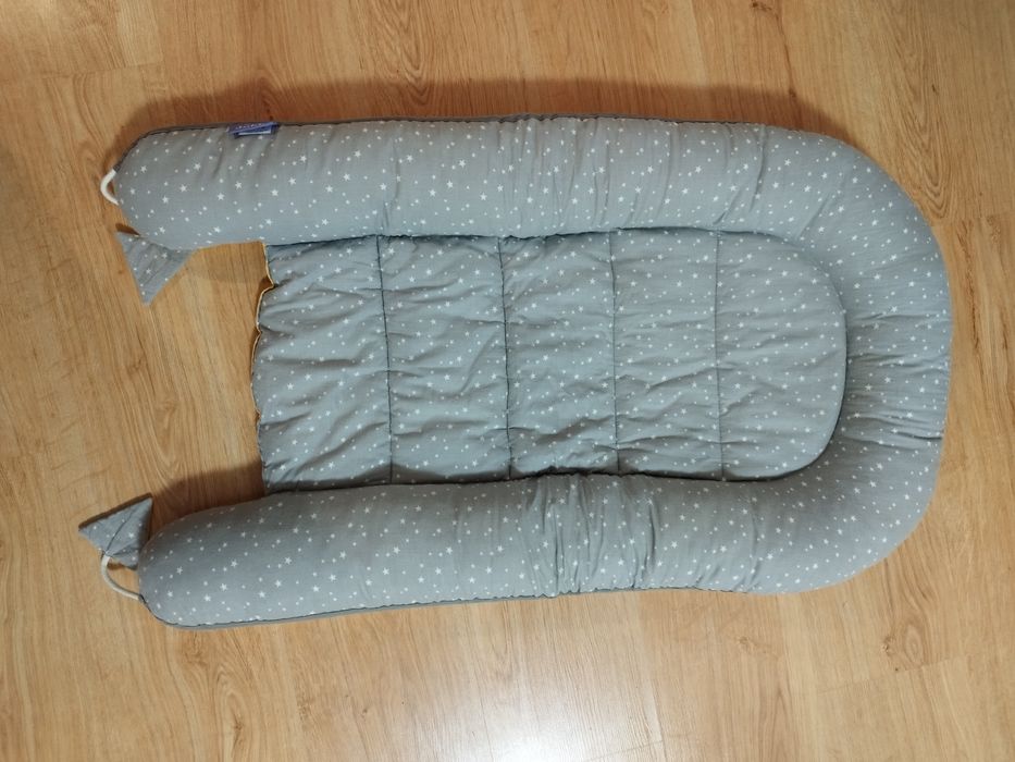 Kokon dziecięcy z materacykiem i motylkiem