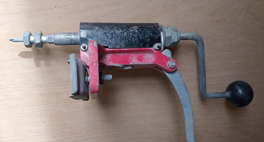 Устройство для проделывания отверстий в плитке