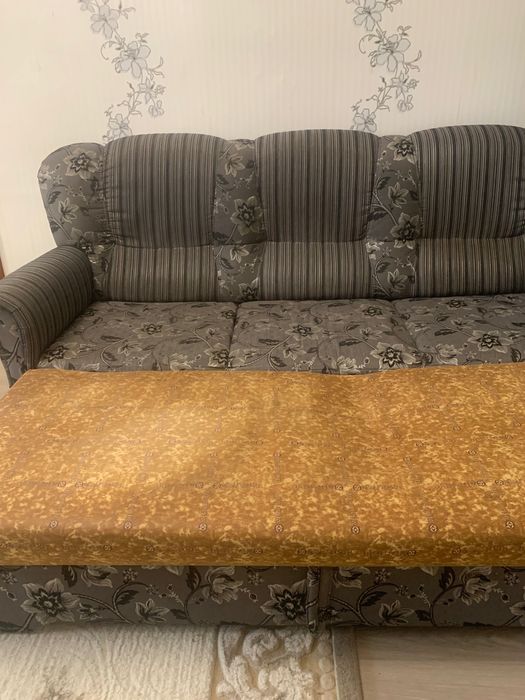 Диван та крісло у вітальню