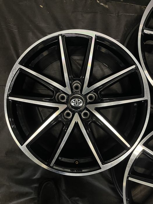 Диски R18 5x114.3 Et40 8J. Toyota Camry Corolla Avalon Hyundai Santa F