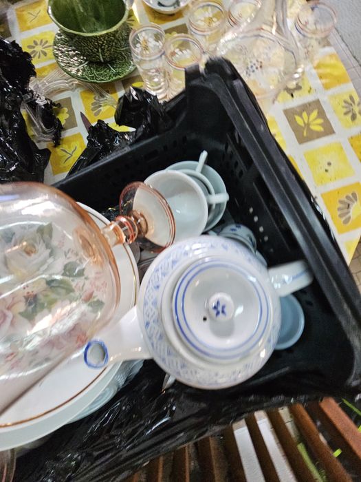Box with assorted tableware64750935358466120