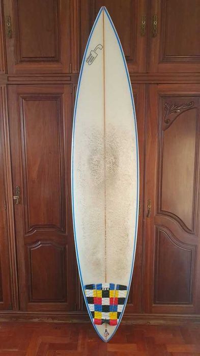 Prancha de surf 7'8 (mini gun) + quilhas
