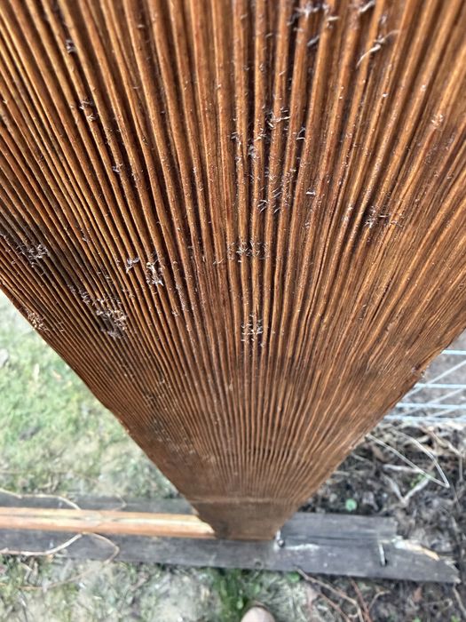 Rustykalne lustro w ramie ze starych drzwi – unikat z duszą