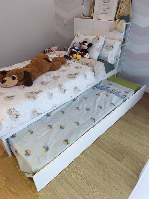 Mobilia de solteiro com estrado elevatório