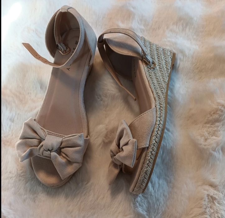 Buty nowe na koturnie