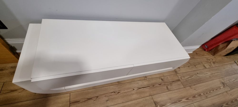 Móvel branco para sala e TV